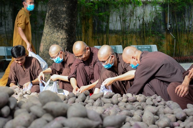 Continuing to support people in need in the Covid-19 pandemic of Hoang Phap Pagoda (series 2)